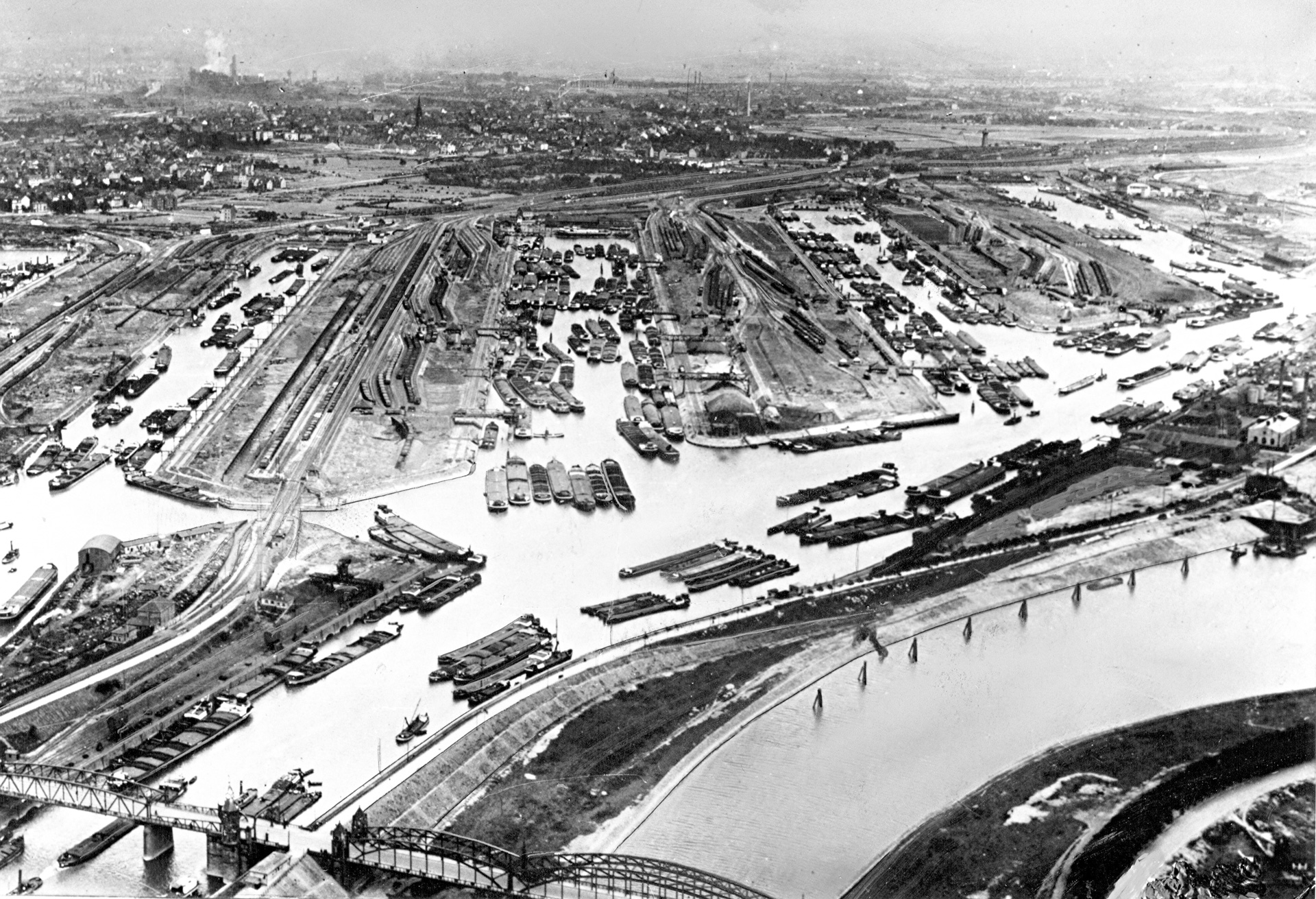 Zusammenlegung der Häfen Ruhrort und Duisburg